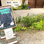 ameen’s oven - 表の看板