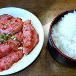 炭火焼肉 火焔山 - カルビとライス中