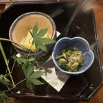 Okigaru Japanese Cuisine Yohaku - お通しのほうれん草おひたし、とうもろこしのお豆腐