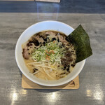 Hosomenya Quattro - 黒マー油豚骨ラーメン（880円）