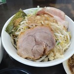 ラーメンどでん - 具は麺上にのるタイプ(*´ڡ`●)