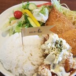 Higako Dining Irodori - 日替わりランチ800円。アジフライ、エビカツを揚げ物一覧から選択し、それにチキン南蛮、サラダ、ご飯が乗ったボリューミーなワンプレート。チキン南蛮は酸味がしっかりしていて超好み！自家製のタルタルも良い！