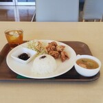 One Coin Shokudo - 唐揚げ定食とウーロン茶(550円＋200円)