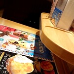 Komeda Coffee Ten Shinkibaekimaeten - テーブル。