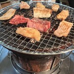 焼肉ぼうず - お肉と一緒に食パンも焼く