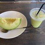 Okada Melon Hon Ten - マスクメロン1/4（400円）
                        マスクメロン生ジュース（550円）