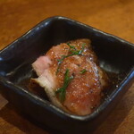 Sumibi Yakitori Tomoshibi - お通しの合鴨ロース 玉ねぎソースがけ