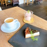 エコモ レストラン - オーガニックホットコーヒーと一緒に