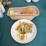 L’Assiette - サラダとパン。暑い夏には冷たいお豆腐が特に効きます