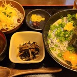 Takeya - しらす丼定食(税込900円)
                        ①しらす丼【ご飯少なめをオーダー】刻み海苔、卵黄身、刻み葱、鰹節
                        ②サラダ③ひじき④赤出汁⑤お漬け物