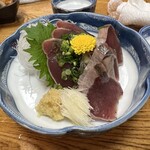 鳥勢 - 鰹のタタキ、にんにくの千切りがいい感じでした