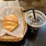 BAKERY CAFE ANTENDO - バターロール102円、セットアイスコーヒー250円