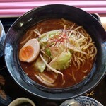 終着北濃駅 - スープの出来は俊逸で
            郡上味噌にありがちな酸味感は無く
            塩辛さ、豆味噌臭さも無い郡上味噌の風味や味わいなど
            いい部分のみが際立っていて美味しい
            ほんのりとピリ辛感があって舌に軽くピリピリとくる