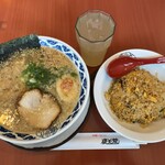 Chaashuuya Kio Suzuka Tamagaki Ten - 特濃醤油らーめん＆炒飯セット（1ドリンクサービスの「なっちゃんりんご」）