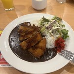 Gusto Urawa Komagata Ten - ゴーゴーガストカレー大盛。フォークを添えて写真を撮ってみたが、どうだろう？金沢カレーらしく見えるだろうか…？うーむ。