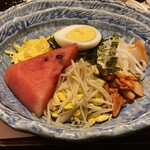 Sosaku Yakiniku Kobe Gyuno Takumi - ビビン麺とあったので頼んでみました。もっと赤くてめちゃくちゃ辛いのを想像してたけど、これはこれで味は美味しかった。冷麺を少し辛くした感じ？