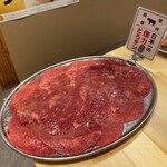 Taishu Horumon Yakiniku Kemuriki Shimotakaido Ten - とろタン¥968