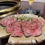 Niku Ryori Yasuda - “牛肉のタタキ” ローストビーフみたいですが、全く違います。刻みネギと特製タレに漬けて食すると牛肉の旨みがジワ…。これでご飯はないです。勿体ない。