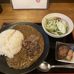 赤もんたん - サラダもしっかりボリュームあって「牛すじ煮込みカレー」1,000円は安い