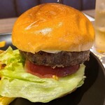 DOUG 'S BURGER Hiroshima Eki - 多良間牛のパティは肉々しく、レタス&トマト&オニオンは新鮮でまあまあ良いのですが、ハーブポテトが冷めていてゲンナリ
                        バリューセットで660円もするのに、高級バーガーでこれはダメ、話になりません