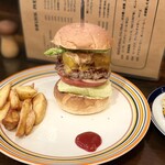 BURGER CRAZY - アスパラガスとピーナッツバターのベーコンチーズバーガー