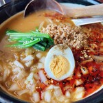 Miso Ramen Senmon Ten Nichigetsu Do Yono Motomachi Ten - 味噌坦々麺。スープは味噌。ラー油や辛味噌で味変しつつ、ラーメンを楽しめます。