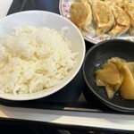 Gyoza no Osho Nigata Omi Ten - ご飯、小鉢（ザーサイ）