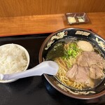 悠心 - しょうゆラーメン(あっさり)トッピング味玉➕ライスで1050円