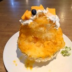 BHM’S cafe - かき氷のマンゴーソースも
                      丁寧に満遍なく氷に掛けられてて
                      味付けの無い部分は無い
                      なのでこれだけの時間が掛かるのかも❔
                      マンゴソースも市販品だろうけど
                      マンゴーの旨味シッカリな味わいで美味しいよねえ❕