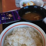 デニーズ - ご飯に味噌汁、奥はポテトサラダです。