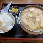 214037144 - ホルモン鍋定食　940円