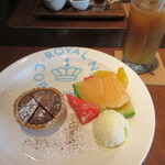 SIMON GALLERY CAFE - 生チョコケーキwithフルーツとバニラアイス600円