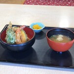 Kara Ten-don Arigatou Honpo - 味噌汁と空天丼(並)の大きさ比較　ほぼ変わらない大きさ