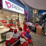 PIZZA-LA EXPRESS Kizzania Tokyo Ten - 作るピザを今から、10秒で決めろ！と脅されている様子。