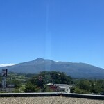 レストラン眺海 - 鳥海山と、茶色っぽいツルハも見えます。