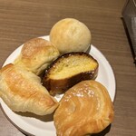 バケット - フレンチトーストがおいしかった。どれも小ぶりで４皿くらい食べてしまった。