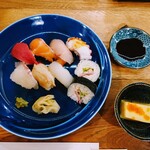 Osushi no Kadoya Russhiasu Ten - 令和5年8月 ランチタイム
                        寿司定食 1500円
                        にぎり７貫、上巻き2貫、小鉢、天ぷら5種、赤出汁