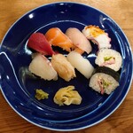 Osushi no Kadoya Russhiasu Ten - 令和5年8月 ランチタイム
                        寿司定食 1500円
                        にぎり７貫、上巻き2貫、小鉢、天ぷら5種、赤出汁