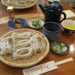 Soba Dokoro Yotsukado - 【ざるそば￥830】９月でも新そばをいただけるんですね♪七味は長野の八幡屋礒五郎!! 11時頃着いたので【数量限定 粗挽きざるそば】が売り切れてたのだけが残念。(2022.9に撮影)