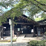 丸太小屋レストラン  びんずる - 店はログハウスです