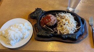 Steak Salon Cowboys - ハンバーグステーキ210g 1390円。