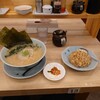 横濱家系ラーメン 千家 - ●ラーメン、チャーハンセット　950円

◯キムチ
テーブルの壺に入ってて無料で食べられる。
良く漬かってて
甘味、辛味も良い感じで美味しい。