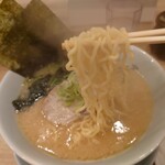 横濱家系ラーメン 千家 - 麺はゴワゴワしてたけれど
時間経過と共に柔らかくなった
けれどモチっとした魅力のある感じではない

日本のラーメンでは今まで味わったことのない
何か変わった感じの味わいを感じる