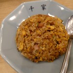 横濱家系ラーメン 千家 - ◯チャーハン
ハムと卵、ネギの具材。
軽く焦がし醤油味で味わいは少し濃いめ。