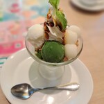 デニーズ - 『一番茶』のみを使用した"新"抹茶アイスと 白玉を食べてみると、甘いだけでなく抹茶の味が 比較的シッカリと主張してきて、とても美味しい(^^♪ これはサイズも丁度良いし、ソースとのバランスが良いですね