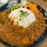 SUNNY DAY - 左月替わりカレー右気まぐれカレーあいがけ1,100円