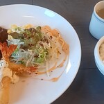 Yoshoku Meiji Do - ハンバーグ&エビフライ。1200円。ハンバーグにかかっているのはカレー味。ご飯にあう。