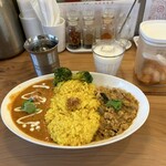 RAINBOW SPICE MASALA STALL - ダブルカリーと平日サービスのラッシー