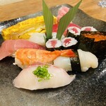 Yamato Zushi - サラダに汁物、デザート付きであります♪