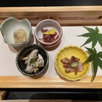 Kyo Yakiniku Hiro Hachisaka Tei - アカセン香味煮、自家製胡麻豆腐　肉味噌添え、和牛昆布和え、ハチノス中華風味